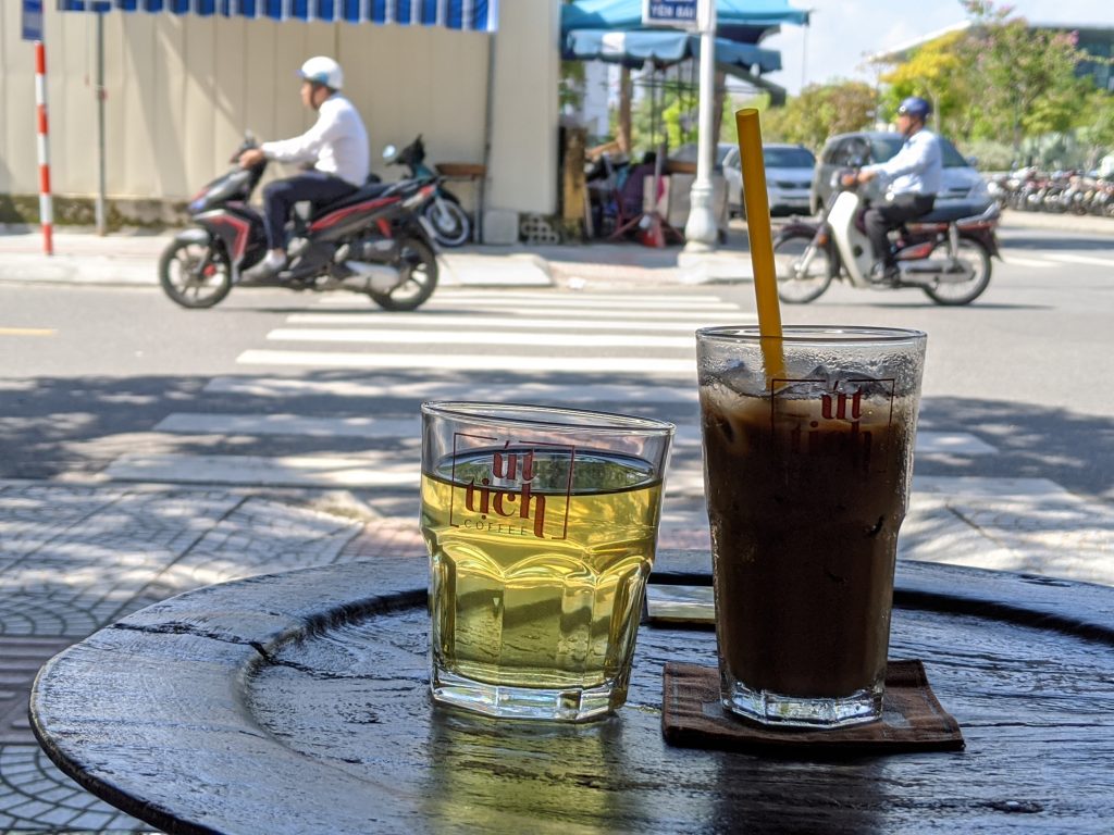 ベトナム ダナン ダナン大聖堂近くの Ut Tịch Cafe でベトナムコーヒー飲みつつ一休み ゆるとら